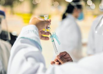 Adolescentes estão sendo vacinados com a Pfizer no Ceará desde o último mês (Foto: Camila Lima)