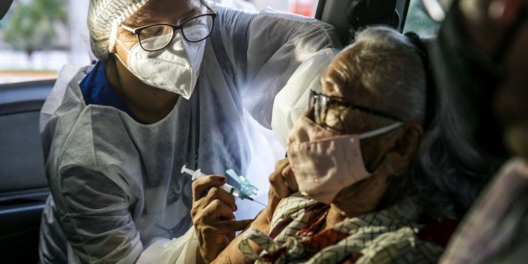 No atual ritmo de vacinação, Ceará levaria até dezembro para imunizar pessoas dos grupos prioritários