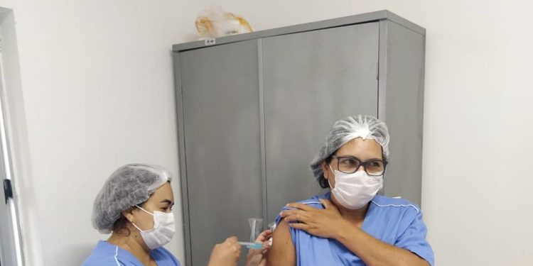 Covid-19: Crato e Juazeiro do Norte iniciam imunização com segunda dose para profissionais da saúde