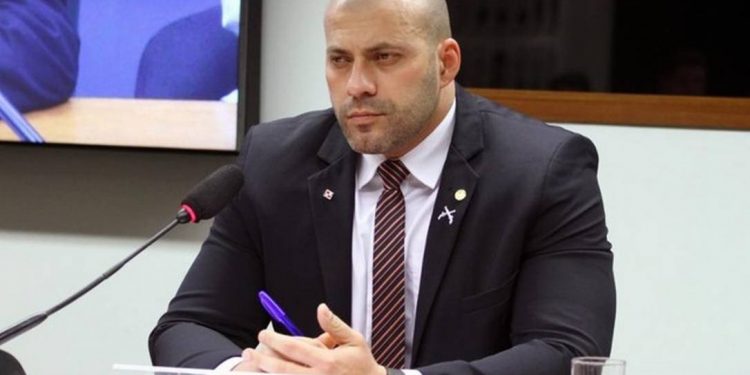 Sentindo-se abandonado, Daniel Silveira critica base do governo na PEC da Imunidade. ‘Fui boi de piranha’