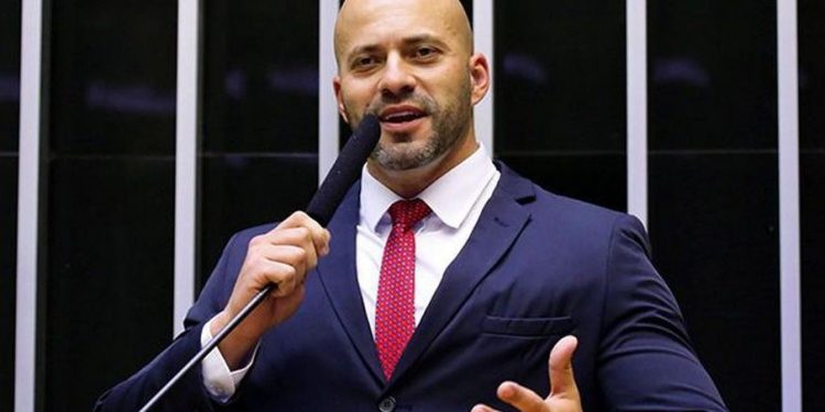 Daniel Silveira chora quase todos os dias na cadeia, dizem policiais