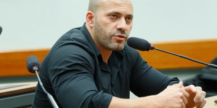 Com 364 a favor, Câmara aprova manutenção da prisão do deputado bolsonarista Daniel Silveira