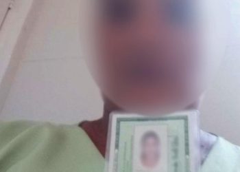 De acordo com as investigações, para concretizar o crime, a funcionária tirou uma foto dela segurando o documento da vítima e solicitou o empréstimo de forma digital (Foto: Polícia Civil/Divulgação)