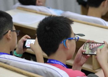 Governo proíbe uso de telefones celulares por alunos em salas de aula