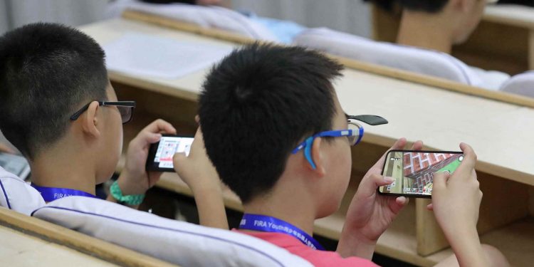 Governo proíbe uso de telefones celulares por alunos em salas de aula