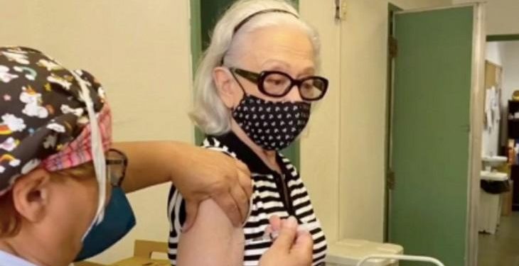 Com 91 anos, Fernanda Montenegro é vacinada contra Covid-19 no Rio