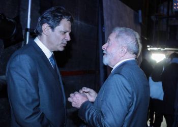O ex-presidente Luiz Inácio Lula da Silva já teria dado o aval para a nova candidatura de Fernando Haddad (à esquerda) à presidência da República em 2022 (Foto: Joel Saget/AFP)