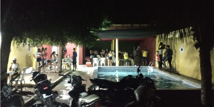 PM encerra festa com aglomeração em chácara e conduz três pessoas à delegacia em Icó