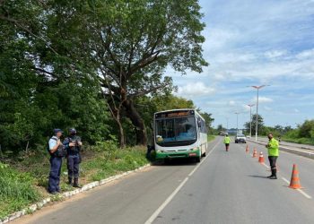 Blitz em Barbalha para fiscalização transporte de passageiros (Foto: Divulgação/Vigilância Sanitária)