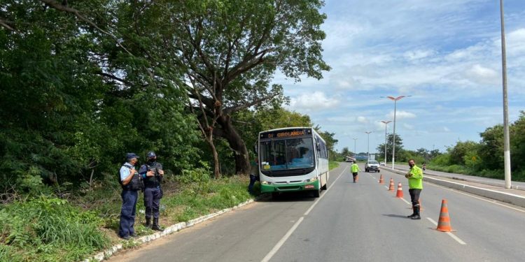 Barbalha realiza blitze de fiscalização no transporte coletivo contra Covid-19
