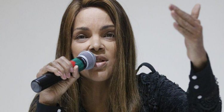 Ré por morte do marido, Flordelis é nomeada titular da Secretaria da Mulher na Câmara dos Deputados