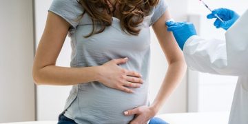 Posso tomar vacina contra a Covid-19 se estiver grávida ou amamentando?