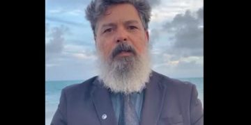 Juiz mergulha no mar de paletó e gravata para comemorar aposentadoria