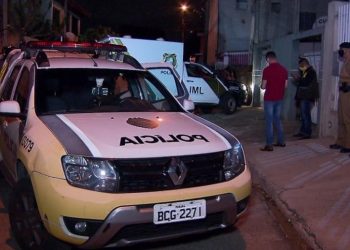 Polícia em frente à casa onde bebê morreu após não receber cuidados do pai (Foto: Reprodução)