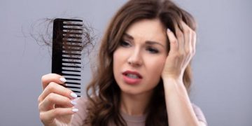 Acne e queda de cabelo podem ser consequências de estresse na pandemia, diz especialista