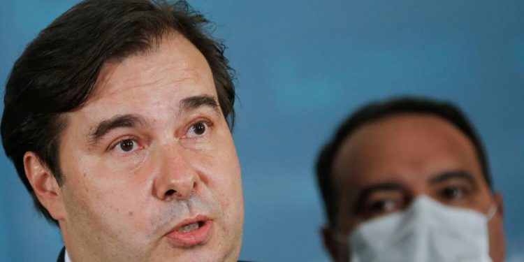 Maia critica Bolsonaro e diz que ‘povo quer vacinas, não armas’