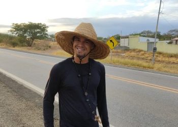 Fiel vai a pé de Passira, no interior de Pernambuco, até Juazeiro do Norte, cumprindo promessa por irmão se recuperar da Covid-19 (Foto: Arquivo pessoal/Oberdan Gabriel)