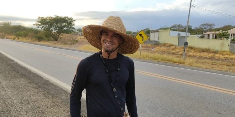 Fiel anda 530 km até Juazeiro do Norte para pagar promessa após irmão se recuperar da Covid-19