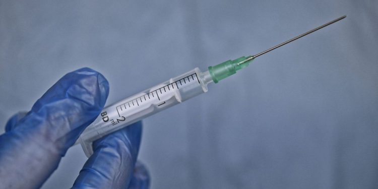 China prende mais de 80 suspeitos de vender vacinas falsas contra Covid-19