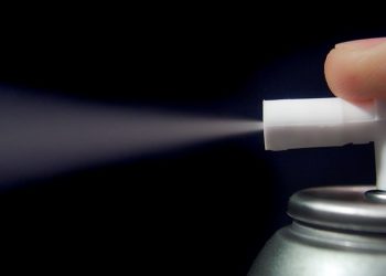 Covid-19: prefeito usa spray de pimenta para manter distanciamento social