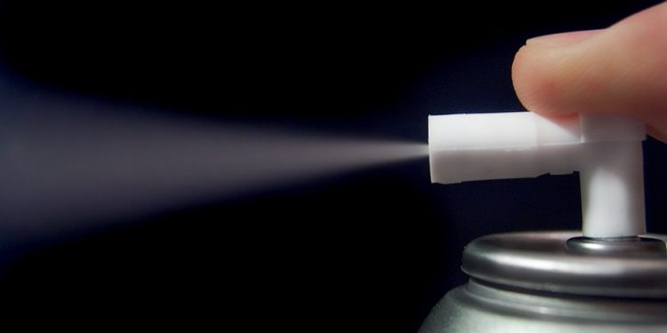 Covid-19: prefeito usa spray de pimenta para manter distanciamento social