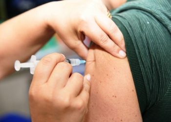 A presidente do Conselho das Secretarias Municipais de Saúde do Ceará (Cosems-CE), Sayonara Cidade, observa que grande parte das pessoas que estão sendo contaminadas e desenvolvendo formas graves da Covid atualmente não tomaram a vacina ou não completaram as duas doses