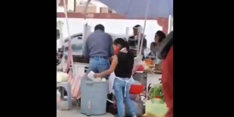 Vendedores ‘resgatam’ pratos descartáveis do lixo para servir clientes; assista