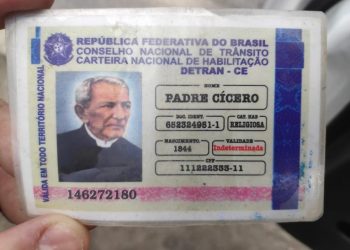Carteira de habilitação falsa traz nome, foto e ano de nascimento de Padre Cícero, além de números fictícios de RG e CPF (Foto: BPRv-AL)