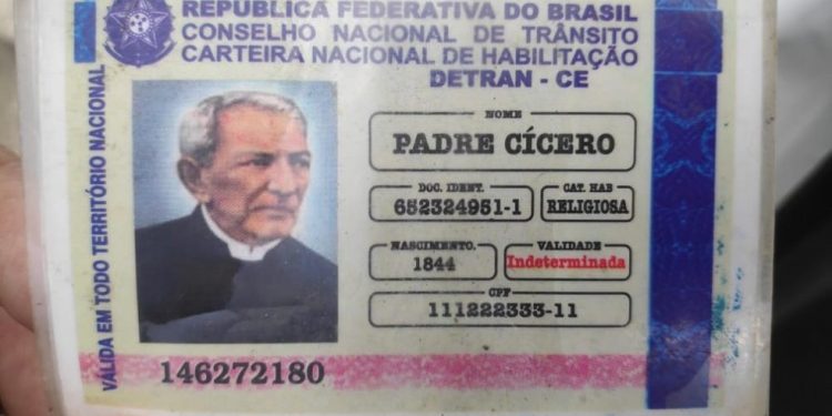 Idoso parado em blitz em Alagoas apresenta ‘carteira de habilitação’ de Padre Cícero e Frei Damião