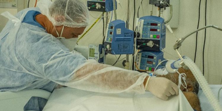 Urina escura, inchaço, dor: médicos relatam estragos do ‘kit Covid’ nos rins