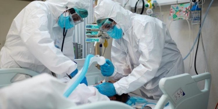 Brasil registra quase 2 mil mortes por Covid-19 em 24h e bate novo recorde