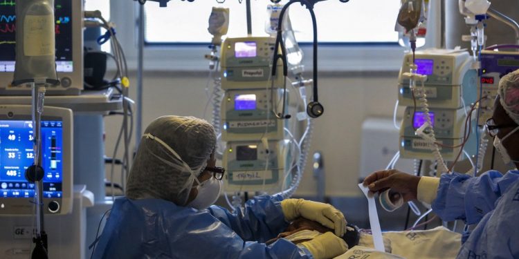 Nº de jovens em UTIs choca médicos: ‘Às vezes, chegam para falecer’