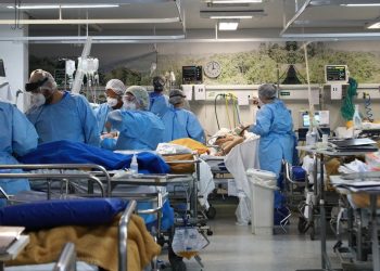 Nº de jovens em UTIs choca médicos: ‘Às vezes, chegam para falecer’