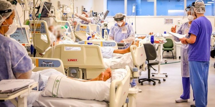 Brasil registra 1555 mortes em 24h e se aproxima de 11 milhões de infectados