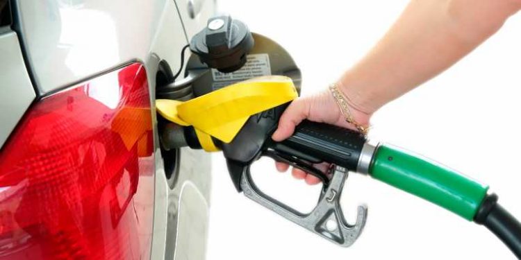 Petrobrás anuncia 5º reajuste do ano da gasolina em meio à troca de comando da estatal