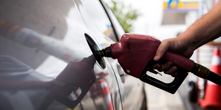 Gasolina puxa alta, e inflação oficial fica em 0,86% em fevereiro