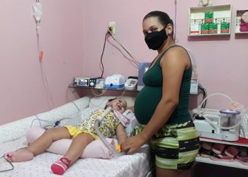 Ágatha precisa de remédio de R$ 12 milhões, fortuna que a família do Crato, no Ceará, não tem condição de pagar (Foto: Arnaldo Araújo)