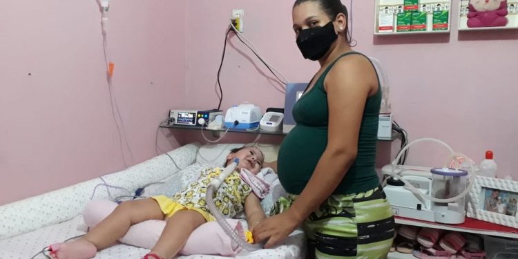 Ágatha precisa de remédio de R$ 12 milhões, fortuna que a família do Crato, no Ceará, não tem condição de pagar (Foto: Arnaldo Araújo)