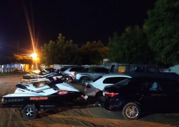 As pessoas e os materiais ficaram à disposição das autoridades para as providências cabíveis serem tomadas (Foto: Divulgação/PMCE)