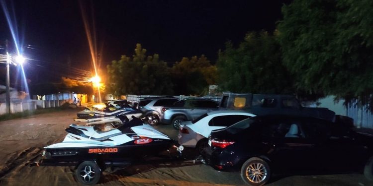Polícia conduz grupo e apreende jet skis durante aglomeração em açude de Icó
