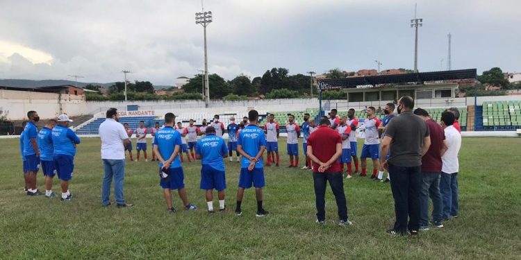 Atletas denunciam Barbalha por atraso de salários, maus-tratos e falsificação de documentos