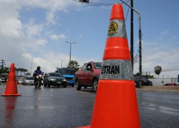 Barreira sanitária instalada em Caucaia, na região metropolitana de Fortaleza, para controlar circulação de veículos (Foto: José Leomar)