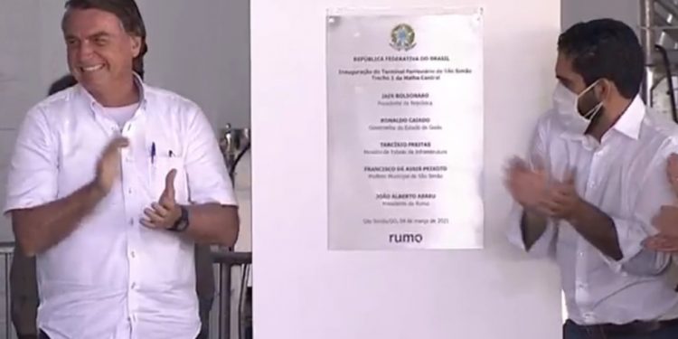 ‘Chega de mimimi, vão chorar até quando?’, diz Bolsonaro em pior fase da pandemia