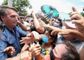 Bolsonaro não usou máscara e nem evitou o contato com apoiadores enquanto esteve no Ceará (Foto: José Dias/PR)