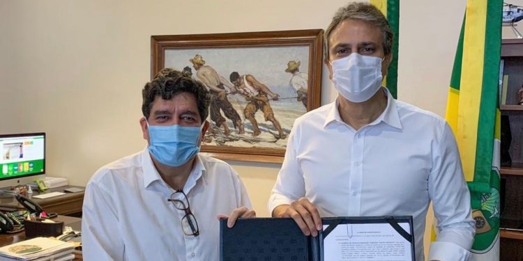 Camilo assina compra de vacina russa contra Covid-19 para o Ceará