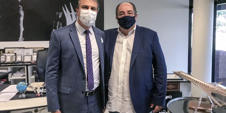 Camilo vai à Brasília articular aquisição de vacinas para complementar plano de imunização no Ceará
