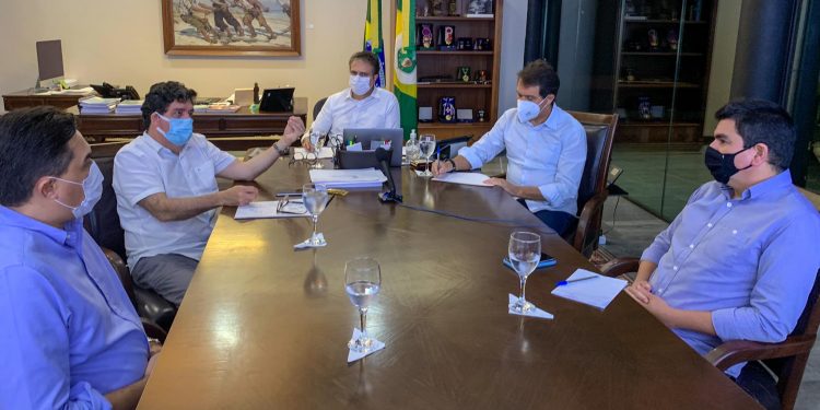 Covid-19: Ceará tem oxigênio suficiente, mas municípios enfrentam problema de fornecimento, diz Camilo