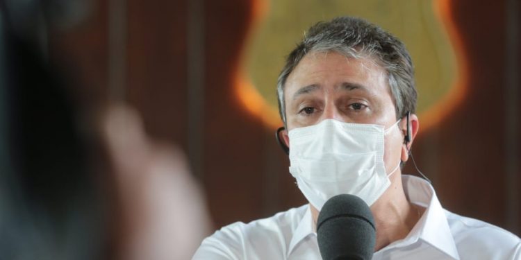 “Tem noites que eu não consigo nem dormir”, confessa Camilo Santana ao falar da pandemia