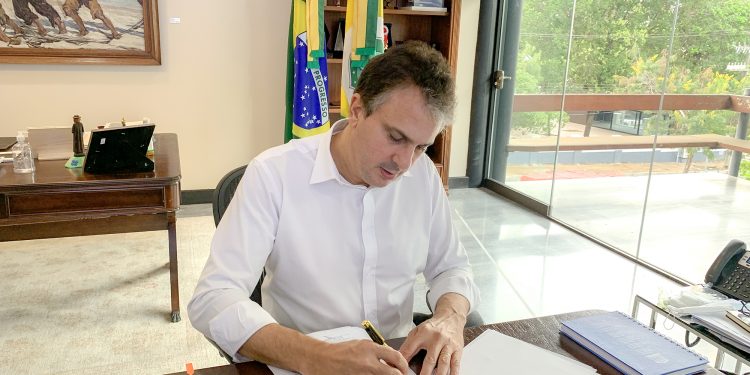 Camilo sanciona medidas de apoio aos setores de alimentação fora do lar e benefícios em contas de água