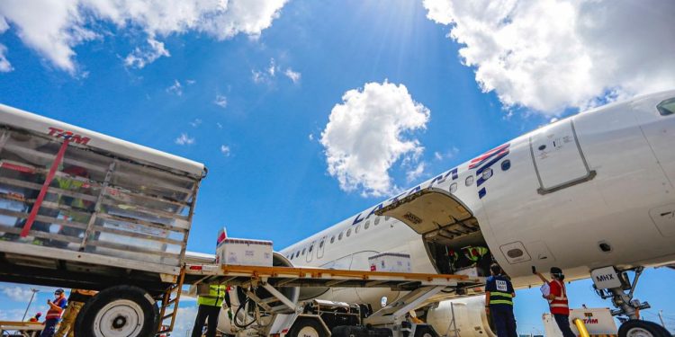Assista a chegada do 10º lote de vacina contra a Covid-19, no Ceará, com mais de 182 mil doses
